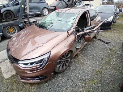 photo  la voiture d’anthony lefèvre a été saisie par une pince d’un tracteur.  &copy;  anthony lefèvre 