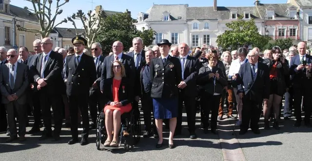 photo  personnalités civiles et militaires réunies devant le monument aux morts pour un moment de recueillement avec dépôt de gerbes.  &copy;  le maine libre. 