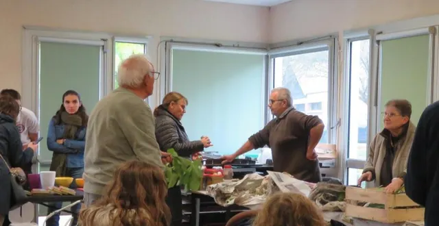 photo  le troc’plantes attire toujours des visiteurs curieux de rencontrer les exposants qui leur apportent produits et conseils.  &copy;  le maine libre 