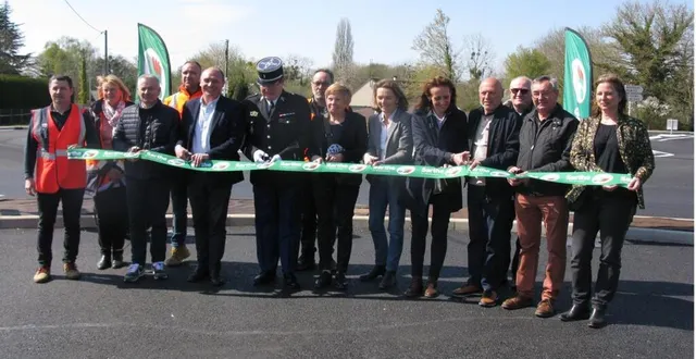 photo  les personnalités ont coupé le ruban symbolique.  &copy;  ouest-france 