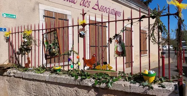 photo  une partie des grilles de la salle des associations de la commune décorées pour les fêtes de pâques.  &copy;  ouest-france 