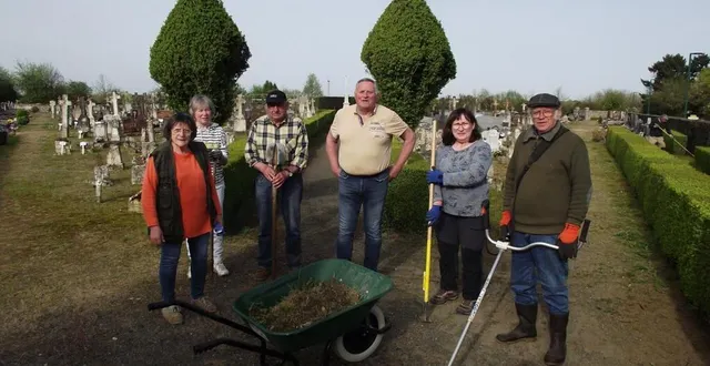photo  après l’appel de la mairie via l’application panneaupocket, plusieurs bénévoles se sont déplacés pour entretenir et désherber le cimetière, samedi et dimanche. en effet, l’employé communal est en arrêt de travail depuis plusieurs semaines. les volontaires se sont aussi affairés autour de l’église, ainsi qu’aux abords de la mairie, afin d’apporter quelques fleurs de couleurs dans les jardinières.  &copy;  ouest-france 