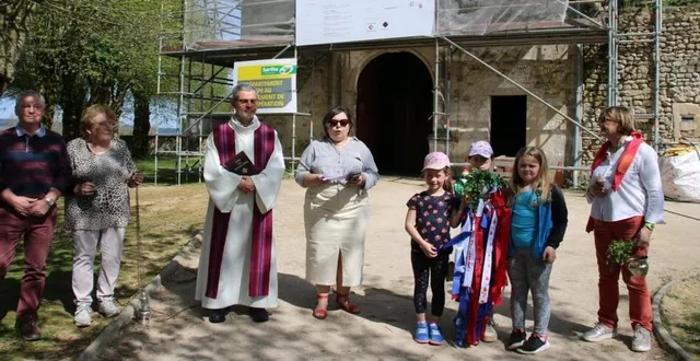 photo  devant la chapelle, fabienne ménager accompagnée du curé emmanuel jamin, de scolaires, d’élus et de bénévoles.  &copy;  le maine libre 