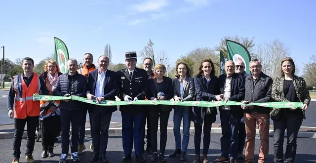 photo  le nouveau giratoire de bonnétable a été inauguré en présence de frédéric beauchef, représentant le président du conseil départemental de la sarthe dominique le mèner, ainsi que les maires de briosne-lès-sables et bonnétable, à savoir laurent bothereau et marie-laure pléver.   &copy;  le maine libre 