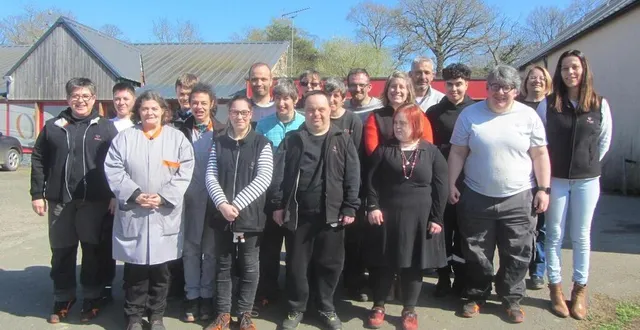 photo  une partie des travailleurs de l’esat de l’argerie, avec à droite virginie olivier, la directrice, sur le site où prochainement vont se dérouler de gros travaux d’agrandissement.  &copy;  ouest-france 