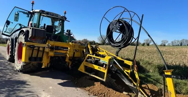 photo  mousset environnement vient d’acquérir une trancheuse pour l’enfouissement de la fibre.  &copy;  ouest-france 