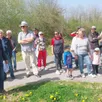 photo les visiteurs à l’intersection de l’ancienne voie ferrée entre les directions de briouze et de bagnoles-de-l’orne. michel louvel (à gauche) a présenté le rôle du train dans l’évolution fertoise.