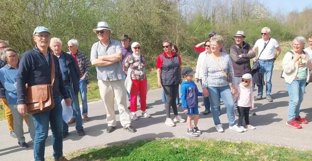 photo  les visiteurs à l’intersection de l’ancienne voie ferrée entre les directions de briouze et de bagnoles-de-l’orne. michel louvel (à gauche) a présenté le rôle du train dans l’évolution fertoise.  &copy;  ouest-france 