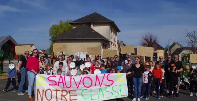 photo  un rassemblement a été organisé à la sortie de l’école.  &copy;  le maine libre 
