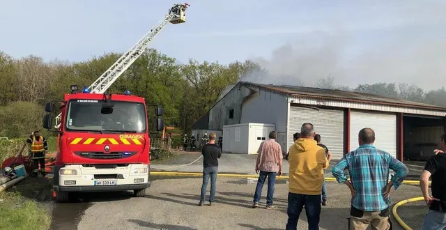 photo  l’incendie s’est déclaré dans ce hangar industriel de la séguinière peu avant 17 h, ce mardi 8 avril 2025.  &copy;  ouest-france 