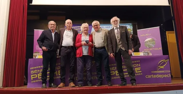 photo  les récipiendaires de la médaille de la fédération de pêche : maurice leclere, thierry poupin et micheline leclere, avec daniel letot et jean-paul doron, président de la fédération.  &copy;  ouest-france 