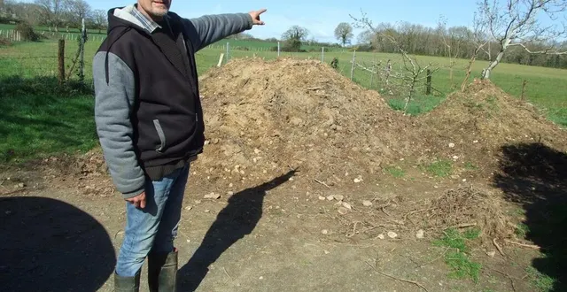 photo  monsieur barbier montre ces champs qui risquent de disparaître au profit d’une zone économique  &copy;  ouest-france 