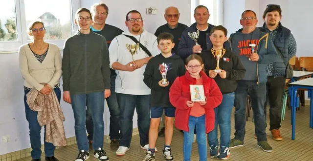 photo  les gagnants du tournoi accompagnés des membres du bureau de chanu échecs 61.  &copy;  ouest-france 