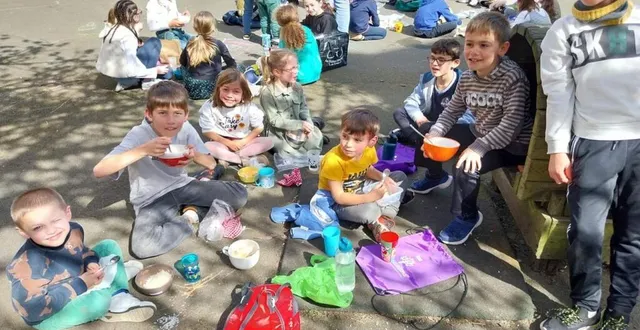 photo  les deux établissements notre-dame étaient réunis pour le bol de riz.  &copy;  co 