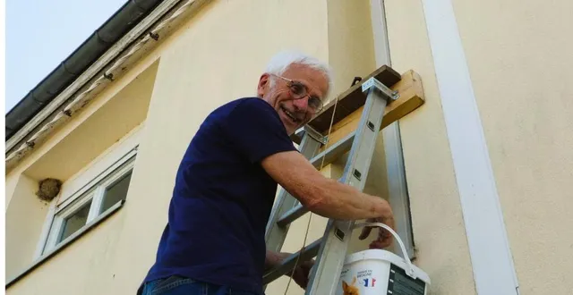 photo  jean-jacques rey, président de l’association vibraye naturellement s’attelle au nettoyage des fenêtres avant l’arrivée des hirondelles.  &copy;  ouest-france 