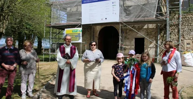 photo  devant la chapelle, fabienne ménager (au centre), accompagnée du curé emmanuel jamin, à sa droite, d’élus, des bénévoles et des scolaires du rpi couronne de rubans en mains.  &copy;  ouest-france 