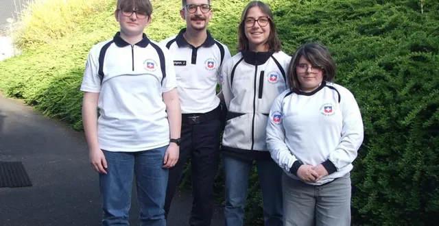 photo  lisendre, constance et élise avec le vice-président de la croix-blanche, justin cophignon.  &copy;  ouest-france 