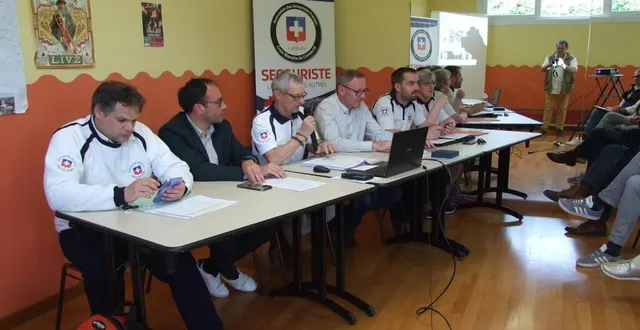 photo  le président didier dreux (au micro), entouré des maires de montfort-le-gesnois (à gauche) et de connerré (à droite).  &copy;  ouest-france 