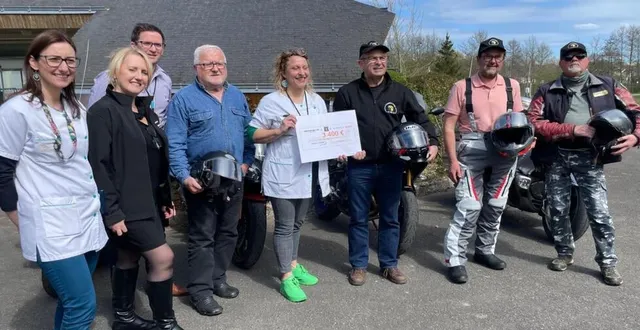 photo  tous les acteurs de la journée réunis autour des grosses motos.  &copy;  ouest-france 