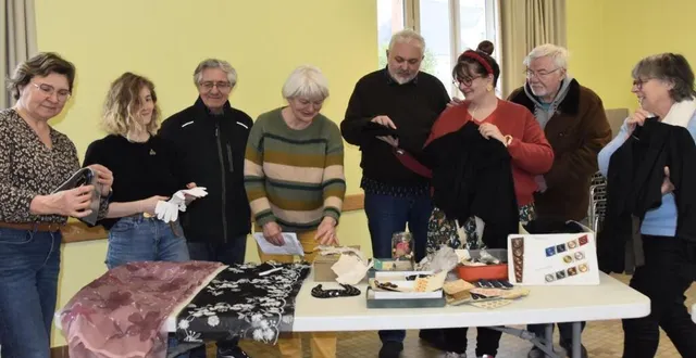 photo  cyrille et claudine entourées de créateurs.  &copy;  le maine libre & ² 