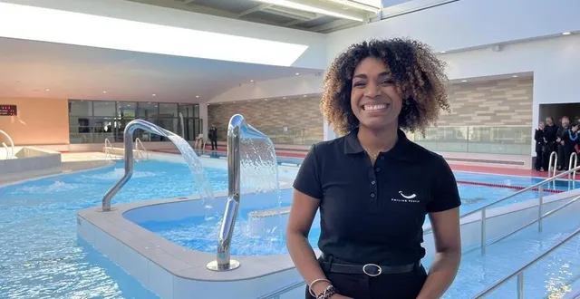 photo  christelle luron, la directrice de vénizi’o, a hâte d’accueillir les premiers baigneurs ce mercredi 9 avril 2025.  &copy;  le maine libre 