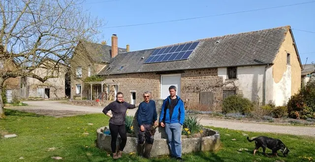 photo  clothilde viard (à gauche) a repris le troupeau de laurent hamard (au centre), agriculteur à céaucé et antoine lévêque a acheté les bâtiments.  &copy;  ouest-france 