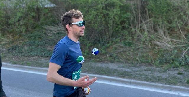 photo benjamin balbeur, qui a débuté le jonglage à 6 ans, a jonglé avec trois balles tout en parcourant les 42,195 km du marathon de namur, en belgique. © photo : benjamin balbeur