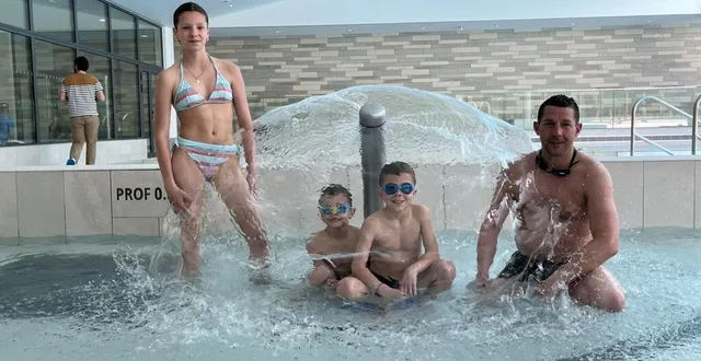 photo  les premiers baigneurs du centre aquatique communautaire de la ferté-bernard étaient ravis ce mercredi 9 avril 2025.  &copy;  le maine libre 