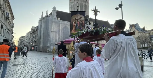 photo  les fidèles de la fraternité saint-pie x (fsspx) prennent la rue, à caen, le 1er avril 2025, pour protester contre une pièce qu’ils jugent « blasphématoire », programmée au théâtre de caen, le soir même.  &copy;  ouest-france 