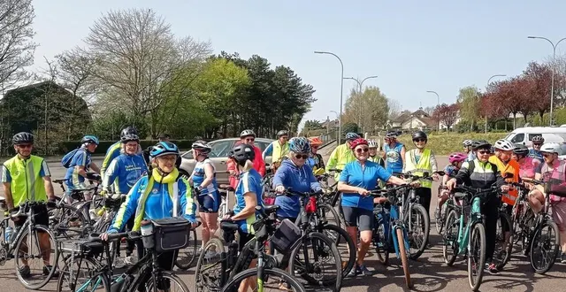 photo  le groupe attendant le départ de la randonnée.  &copy;  ouest-france 