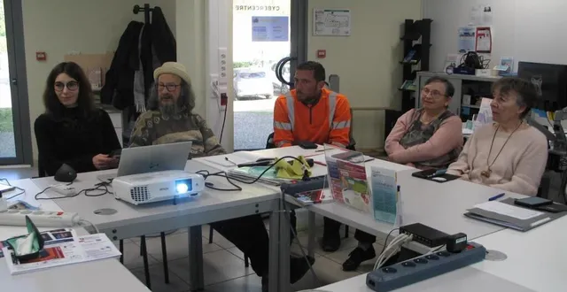 photo  steven letessier, pompier volontaire, et noémie courdouzy ont animé l’atelier gestes qui sauve.  &copy;  le maine libre 