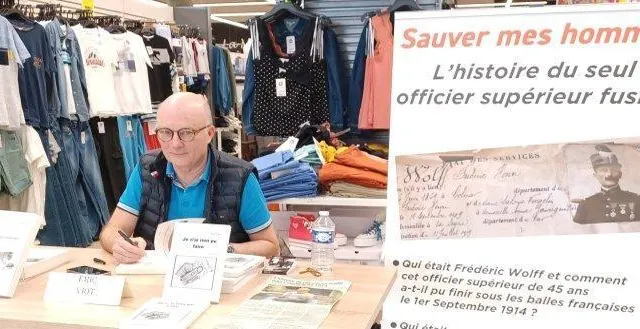 photo  éric viot était à la rencontre du public lors de sa séance dédicaces au super u mareil-en-champagne.  &copy;  le maine libre 