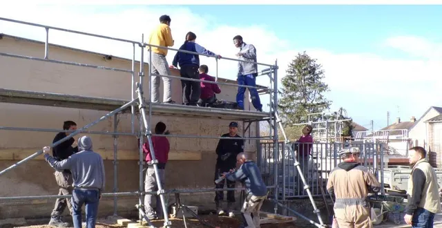 photo  les élèves en cap maçonnerie sont à pied d’œuvre pour la réfection de murs à l’aide de professionnels.  &copy;  le maine libre 