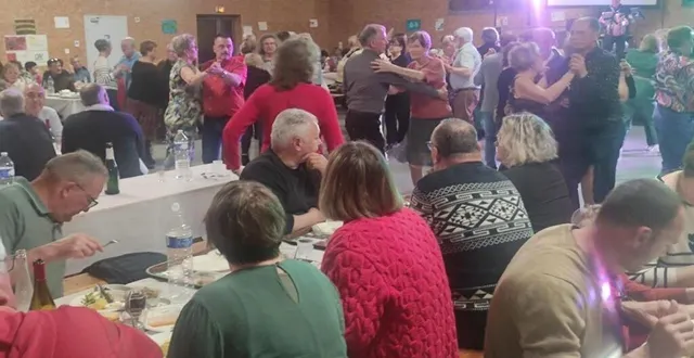 photo  on a dansé et dégusté sans modération à la fête des pissenlits.  &copy;  le maine libre 