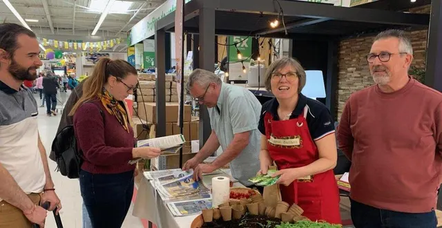 photo  les jardiniers sont allés à la rencontre des clients.  &copy;  le maine libre 