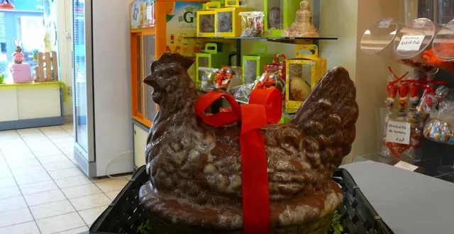 photo  georgette est la mascotte de la boulangerie jusqu’au week-end de pâques, avant d’être mangée.  &copy;  le maine libre 