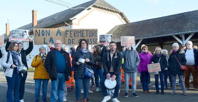 photo  les parents d’élèves dans la cour de l’école primaire protestent contre la fermeture d’une classe à l’école élémentaire paul-segrétain. un rassemblement avait déjà eu lieu le 31 janvier dernier.  &copy;  ouest-france 