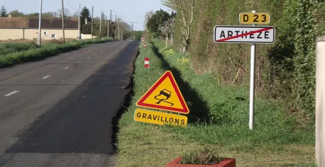 photo  les techniciens de la direction départementale des territoires ont effectué des travaux d’enrobés et de renforcement de la chaussée, sur plusieurs kilomètres et dans les deux sens, sur la d23 qui relie arthezé à le bailleul. il y a quelques gravillons, surtout dans les virages. un appel à la prudence est donc lancé, notamment pour les motards.  &copy;  ouest-france 