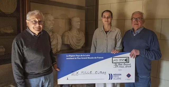 photo  jacques lacoche (à droite), est satisfait d’avoir reçu cette dotation pour la restauration des bustes.  &copy;  le maine libre 