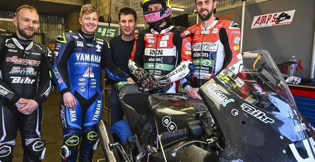 photo  les quatre pilotes du team metiss autour d’emmanuel cheron, directeur technique de l’équipe.  &copy;  le maine libre - denis lambert 