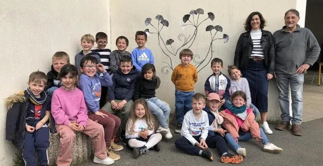 photo  l’artiste, l’institutrice et les enfants de la classe de grande section et cp qui travaillent sur ce projet cette année.  &copy;  le maine libre 