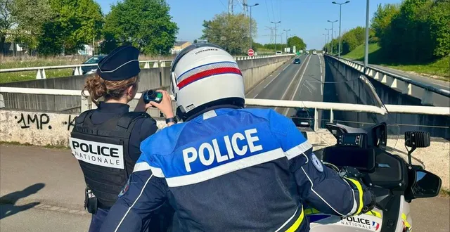 photo  les motards de la police nationale menaient des opérations de contrôle de vitesse.  &copy;  ouest-france 