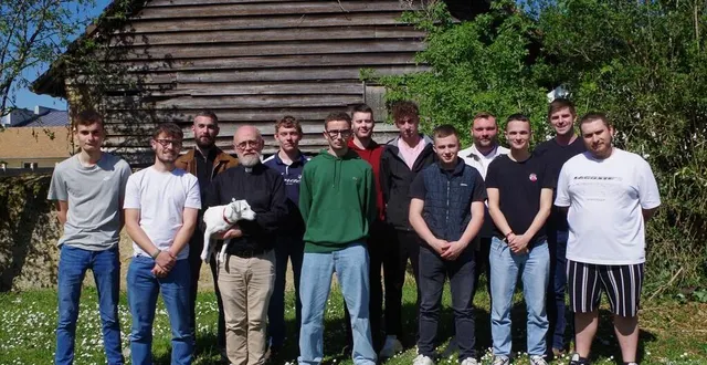 photo  les lanciers sont allés à la messe comme le stipule le code de l’abbé paris. ils ont ensuite été invités au presbytère par le père chérel.  &copy;  le maine libre 