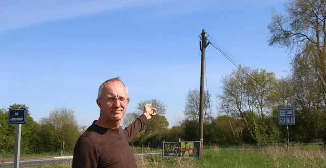 photo  ludovic arnodo est privé de connexion depuis cinq semaines à cause de ce fil, coupé après la chute d’un poteau à bécon-les-granits. les travaux devraient être effectués en cette fin de semaine.  &copy;  victor fièvre 