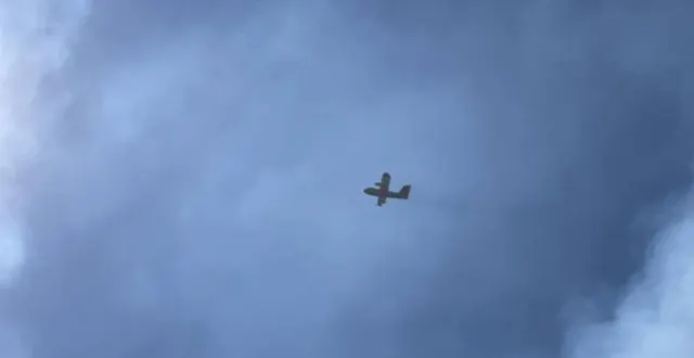 photo  un canadair dans le ciel de la breille-les-pins ce jeudi 10 avril. il va aider la soixantaine de soldats du feu mobilisés au sol à lutter contre les flammes d’importants feux de forêt qui ont déjà ravagé 35 hectares à la frontière du maine-et-loire et de l’indre-et-loire.  &copy;  co 