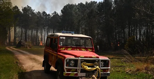 photo  une centaine de pompiers luttent actuellement contre les flammes près de saumur, dans la forêt communale de la breille-les-pins (maine-et-loire). un incendie s’est déclaré ce jeudi 10 avril. la piste volontaire est privilégiée.  &copy;  jérôme fouquet / ouest-france 