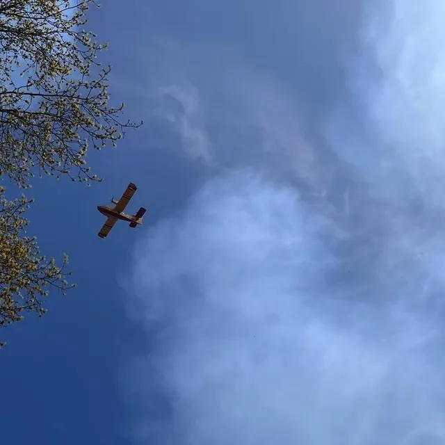 Deux canadairs sont sur place pour lutter contre les flammes. Ouest-France photo deux canadairs sont sur place pour lutter contre les flammes. © ouest-france