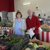 photo  isabelle et bruno verrier, maraîchers à saint-pavace, servent ensemble leurs clients le samedi matin aux halles de la gaudine, derrière la jardinerie truffaut. 