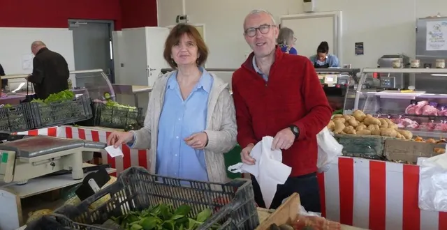 photo  isabelle et bruno verrier, maraîchers à saint-pavace, servent ensemble leurs clients le samedi matin aux halles de la gaudine, derrière la jardinerie truffaut.  &copy;  ouest-france 