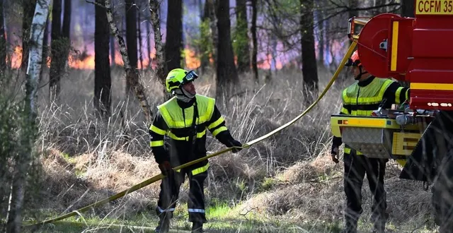 photo  150 pompiers sont sur place pour circonscrire l’incendie.  &copy;  co - josselin clair 